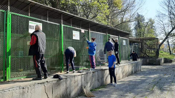 Младежи и общински съветници от БСП боядисаха клетки в благоевградския зоопарк