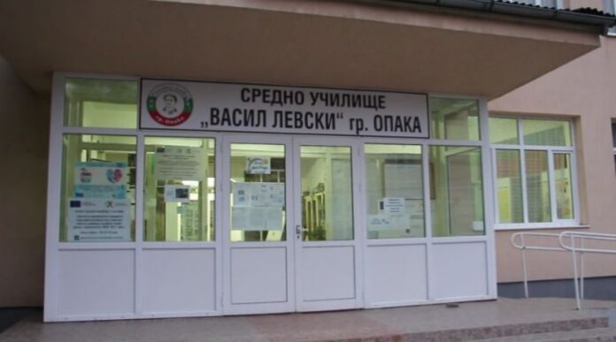Коронавирусът отне живота на двама учители от Опака