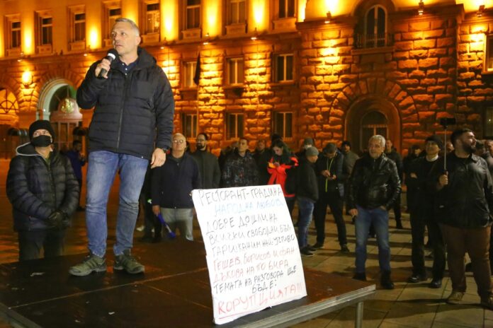 Отровното трио: Спираме протестите, формираме комитети