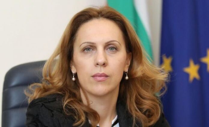 Министър Николова: Предвиждаме нови финансови мерки заради въведените ограничения
