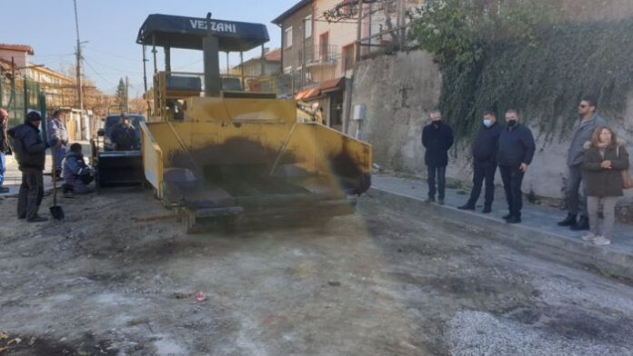 Полагат нов асфалт по ул. „Александър Батенберг“ в Дупница