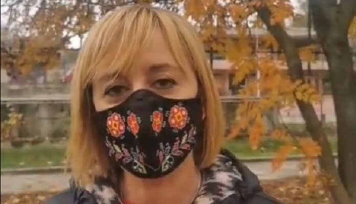 Манолова: Бюджетната комисия да не приема бонусите за държавни служители