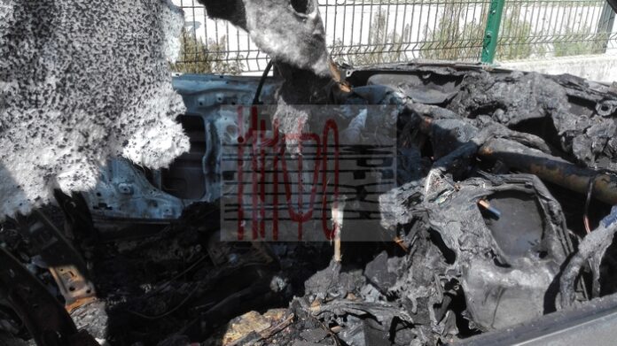Мъж запали кола пред Община Враца, заля полицаи с бензин