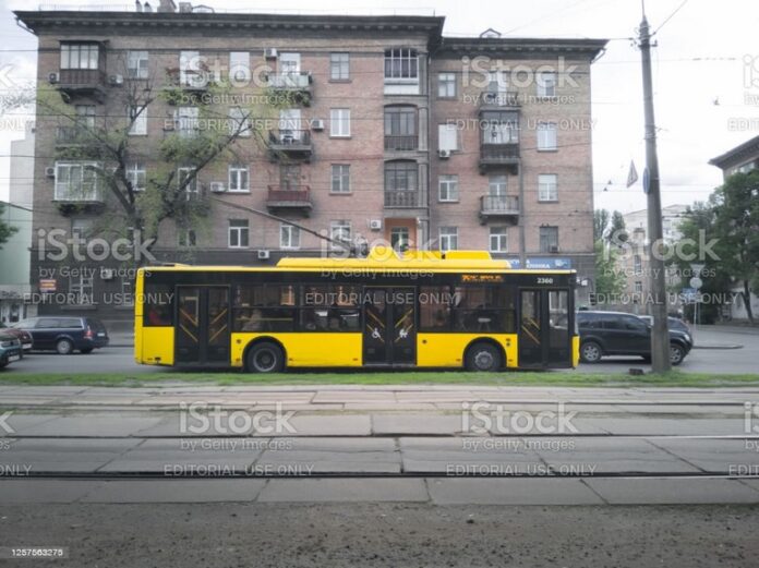 Тролейбус се e блъснал в два метални стълба