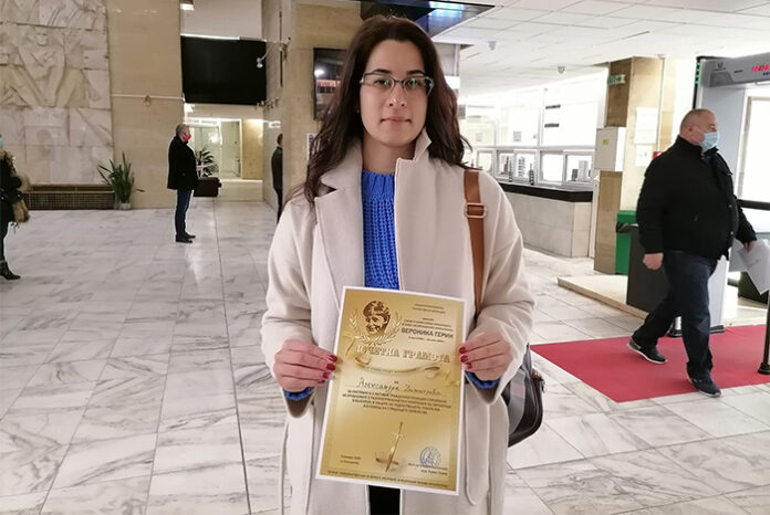 Александра Димитрова от ИНФОМРЕЖА с награда от конкурса „Сърце и слово срещу наркотиците“