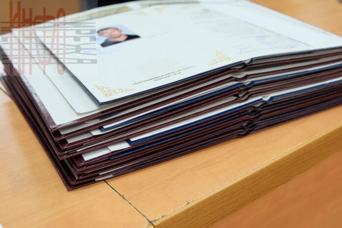 32 студенти в неравностойно положение получиха еднократна стипендия