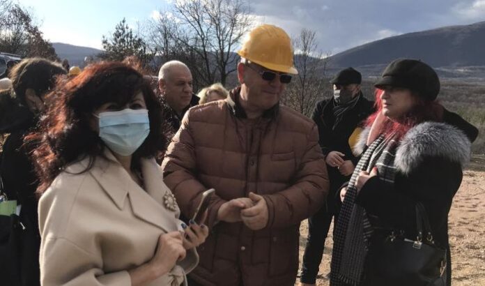 Министър Димитров направи първа копка на рекултивацията на старото сметище в Бобов дол