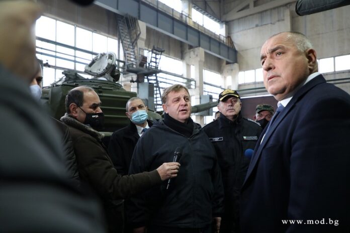Борисов и Каракачанов инспектираха военен завод