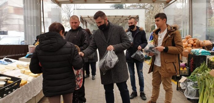 Андрей Новаков, депутати и младежи от ГЕРБ раздаваха предпазни маски