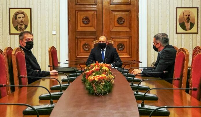 Радев проведе работна среща с Началника на отбраната адмирал Емил Ефтимов