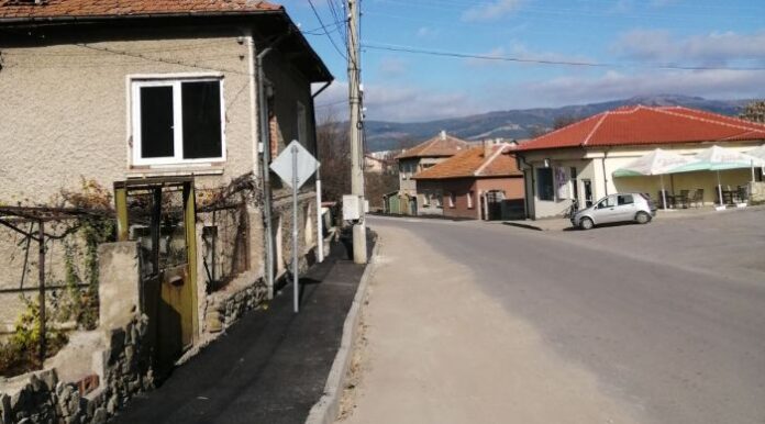 Главната улица на кв. „Върба“ в Радомир с нов асфалт