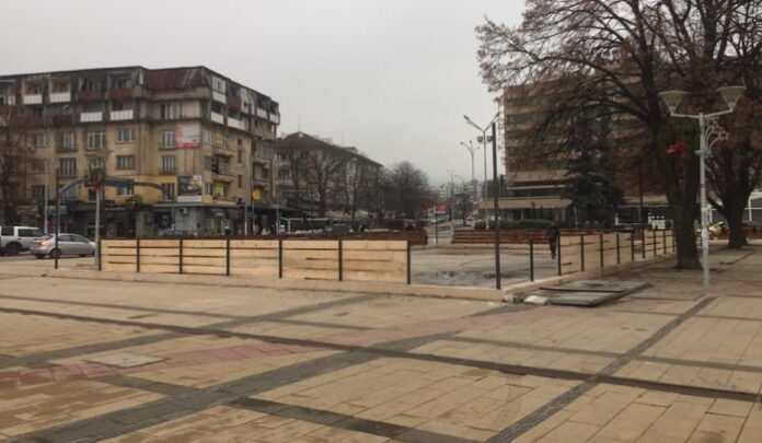 Пускат ледената пързалка в центъра на Перник