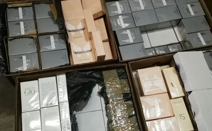 Митнически служители задържаха 351 парфюма в кашони от банани