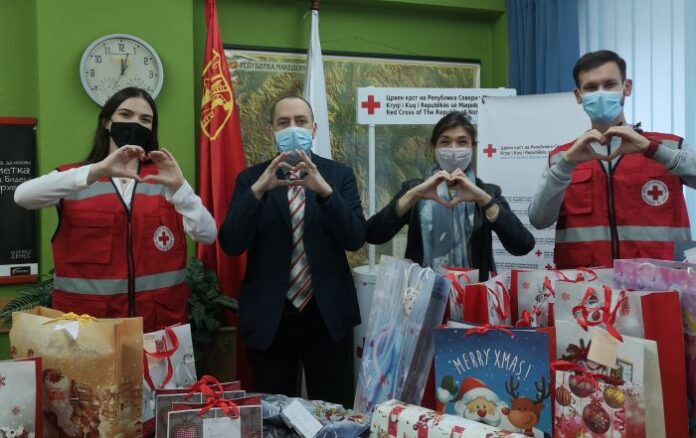 Посолството ни в Република Северна Македония дари подаръци за деца без родители