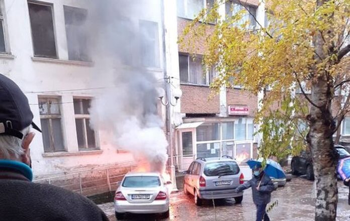 Пламна кола пред поликлиниката в Кюстендил