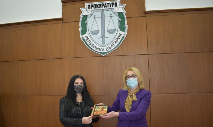 Наградиха жената, помогнала да разкрият измамник