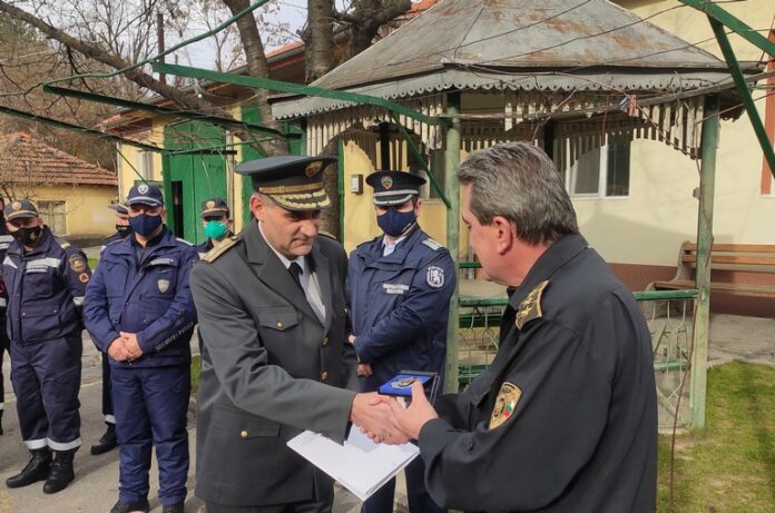 Директорът на ГДПБЗН награди пожарникари и полицаи, участвали предотвратили трагедия жп гарата в Борово
