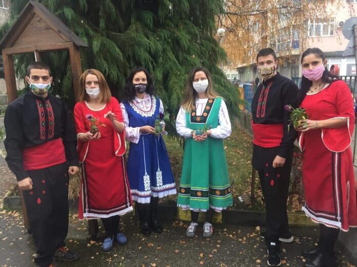 В ПГ по МСС засадиха райски ябълки и цветя