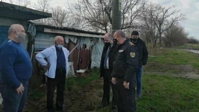 Маскирани пребиха и ограбиха възрастен мъж в дома му