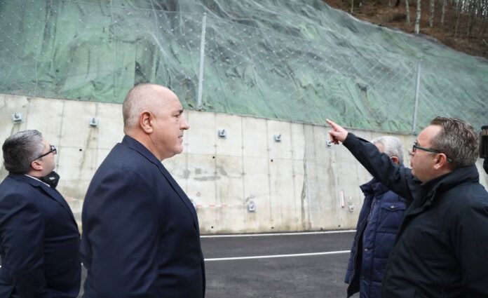 Премиерът направи оглед на укрепеното срутище на пътя за Рилския манастир