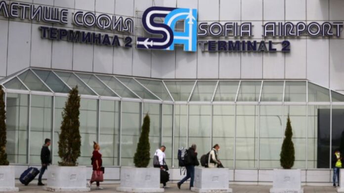 Първият самолет от Лондон кацна у нас, тестват пътниците
