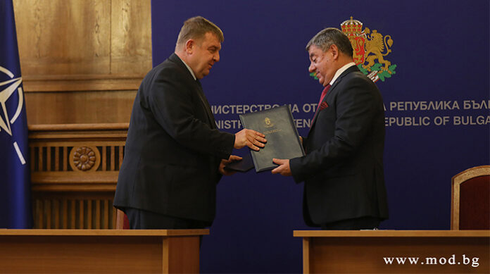 Подписаха договора за придобиване на 98 бойни машини