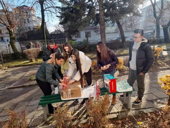 Възпитаници на ПМГ в Гоце Делчев се включиха в две дарителски кампании