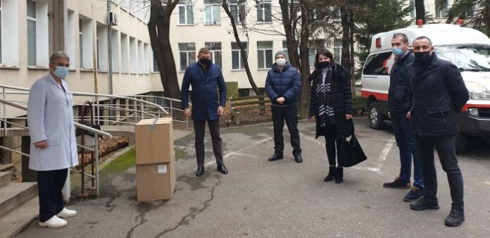 ГЕРБ – Кюстендил, дари предпазни маски на медици и социални работници