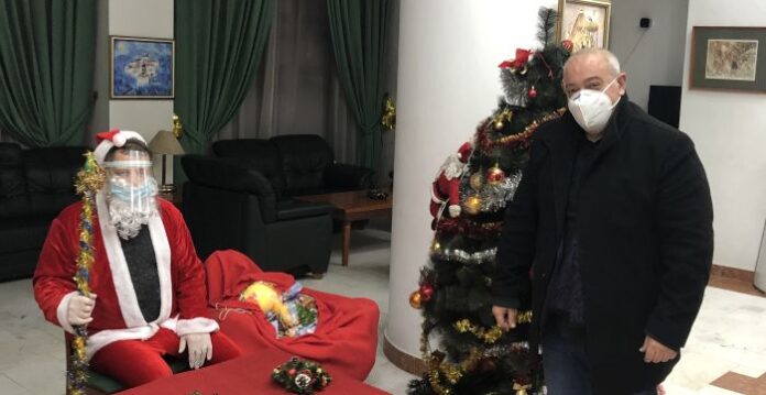 Посолството ни в Скопие дари коледни пакети на деца