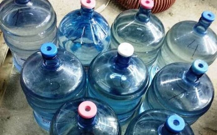 Митничари откриха 190 л ракия в туби за минерална вода