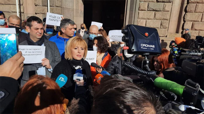 Манолова: Правителството кара хората да връщат получените 24 лв. на ден