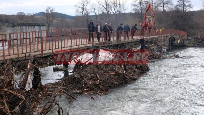 Пластмасовата Струма при Невестино почистват втори ден