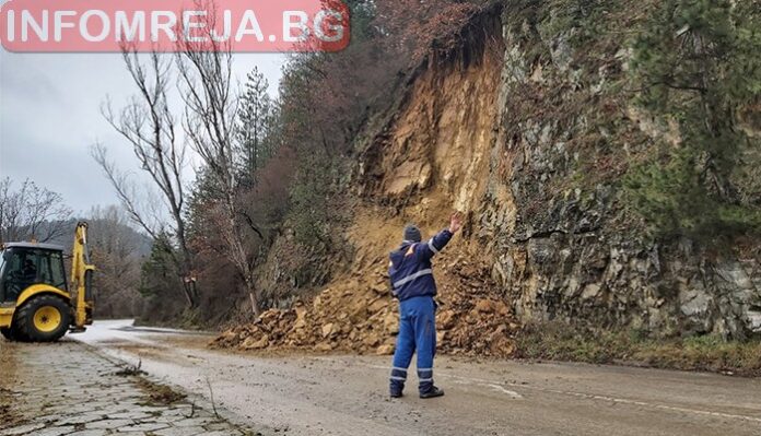 Свлачище блокира пътя за Бачиново