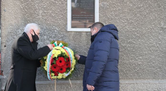 С венци и цветя почетоха Освобождението на Дупница