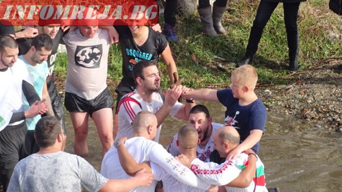 Ерик Кирилов от Сапарева баня спаси Богоявленския кръст в Дупница