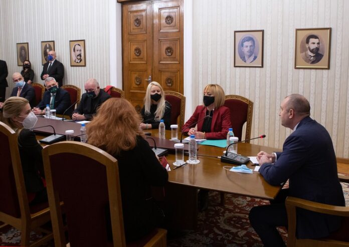 Радев проведе консултации с Отровното трио, Манолова и Има такъв народ