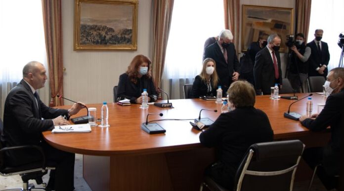 Радев: Развитието на епидемията е от ключово значение за провеждането на изборите