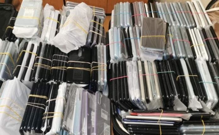 Откриха контрабандни смартфони, укрити по телата и в багажа на трима пътници