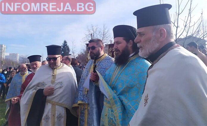 17-годишният Александър Михайлов извади Богоявленския кръст в Кюстендил /СНИМКИ/