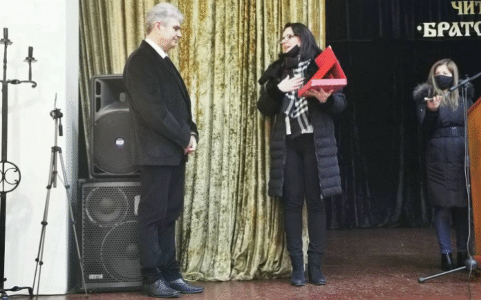 Кюстендилската болница с благодарствен плакет за работата им по време на пандемията