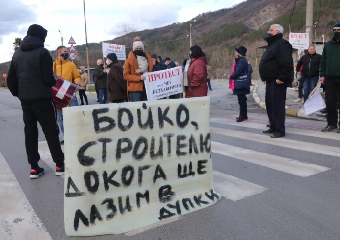 Движението Самоков - София е блокирано от протестиращи