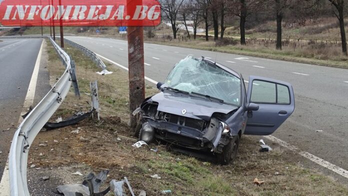 Кола се вряза в мантинела на Е-79 при Благоевград