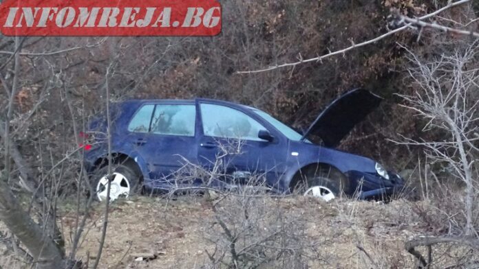 Кола излетя от пътя между Благоевград и Делвино и падна в дере