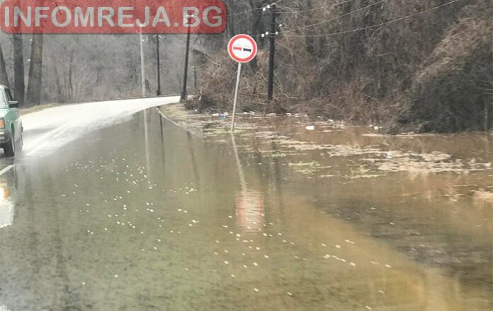Страховита Места! Отнесе втори мост, заля пътя при гара "Генерал Ковачев" (ВИДЕО)