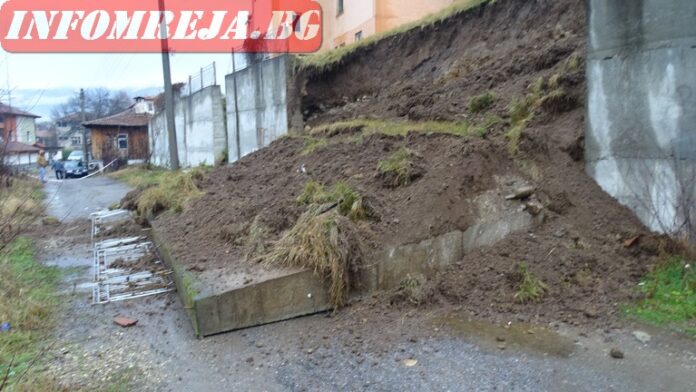 Поройният дъжд срути подпорна стена в Пороминово