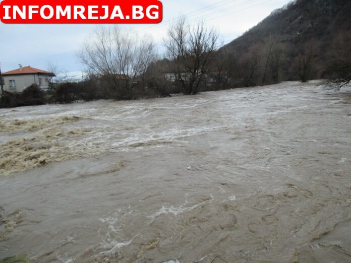 Започна изграждането на нов мост при село Блатска