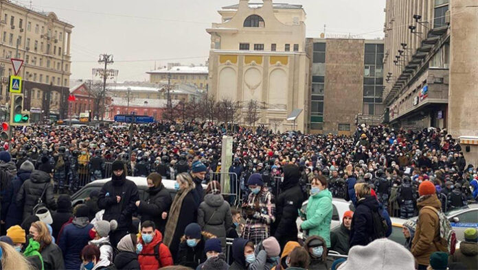 Захариева: Осъждаме арестите на мирни демонстранти, подкрепящи Навални