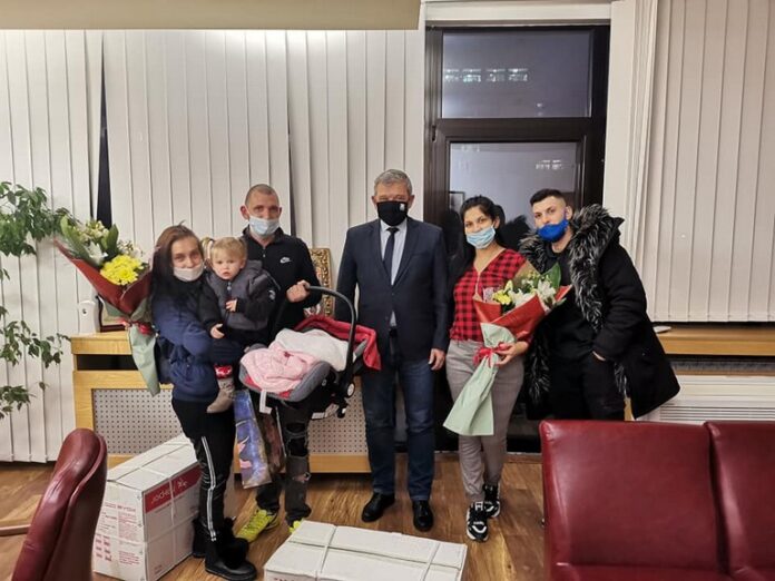 Първото бебе за 2021 и последното за 2020 в Благоевград получиха подаръци