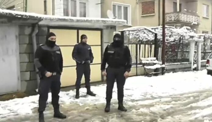 70 души щурмуваха дома на семейството, обвинено за смъртта на дете