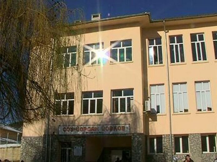 Бойко Борисов посети училищата в Рибново и Дебрен